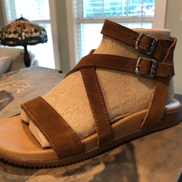 womens chaco leather sandals